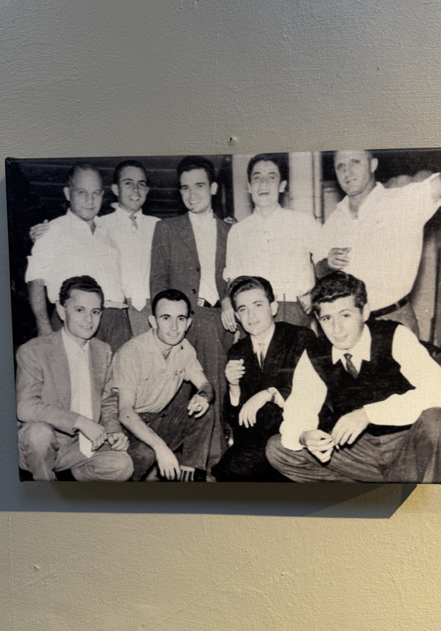 Retrato de grupo de la familia y los trabajadores del taller