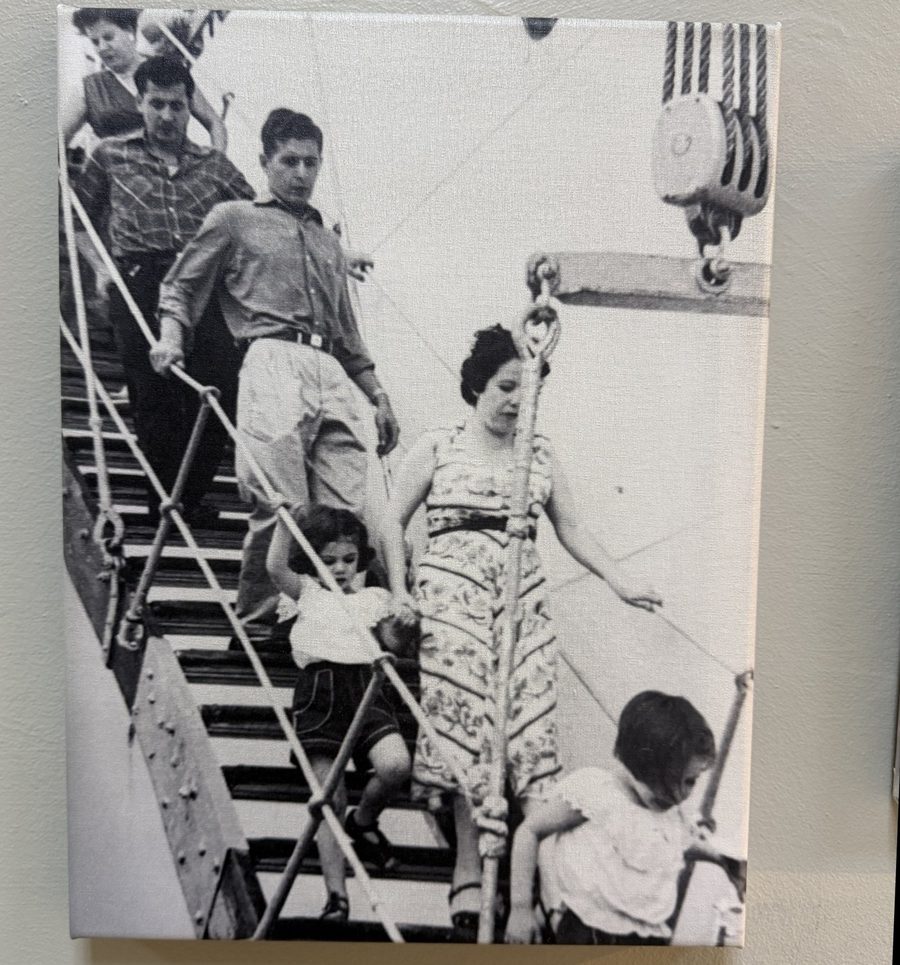 Familia Palmisano descendiendo del barco a su llegada a Venezuela