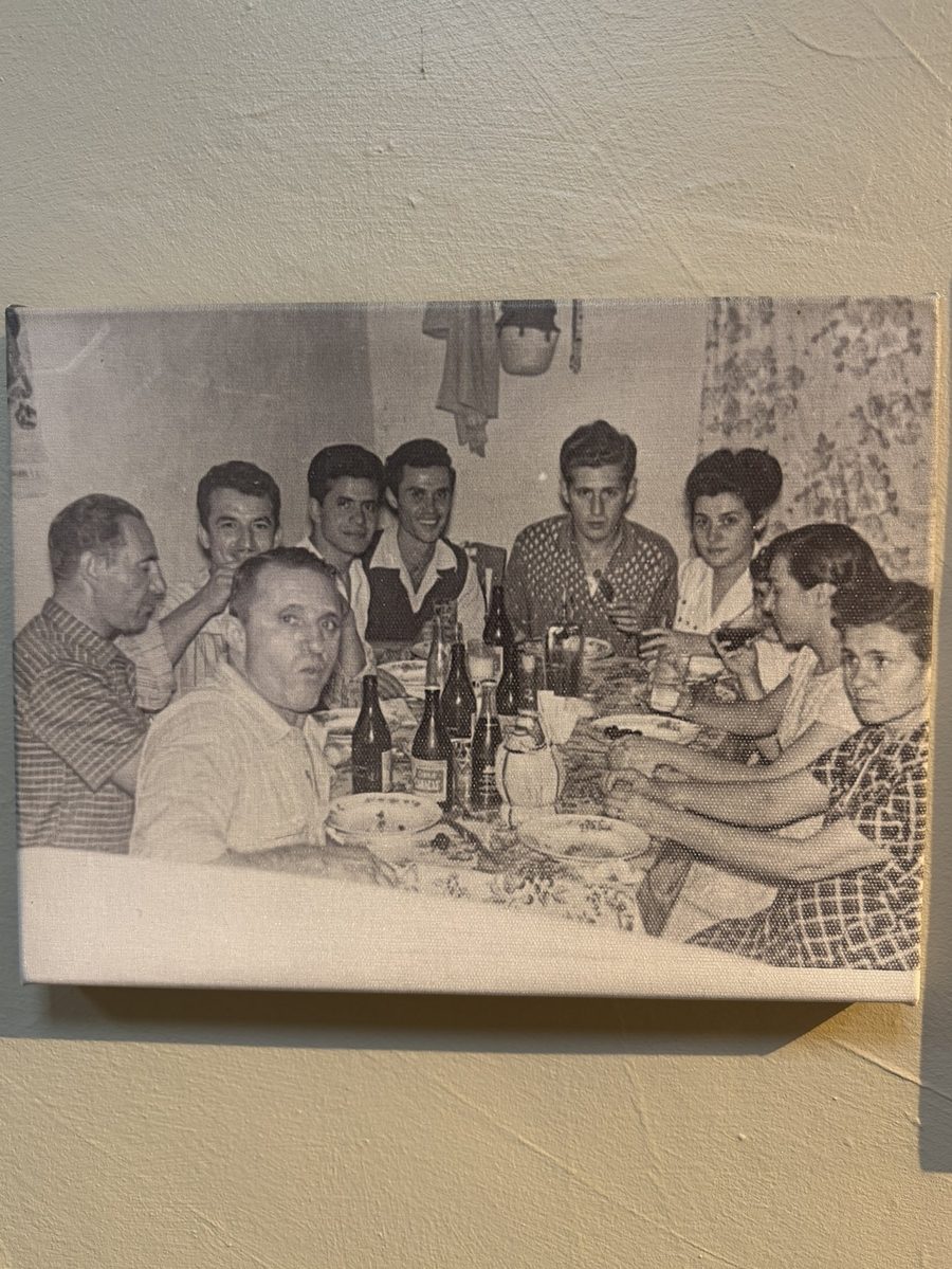 Reunión familiar alrededor de la mesa