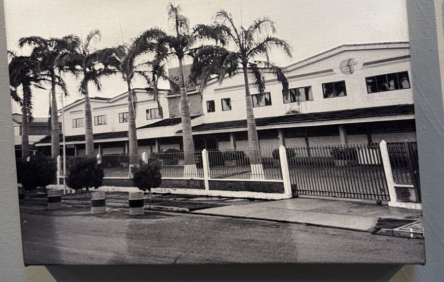 Fachada de la sede de la fábrica con las palmeras de la entrada