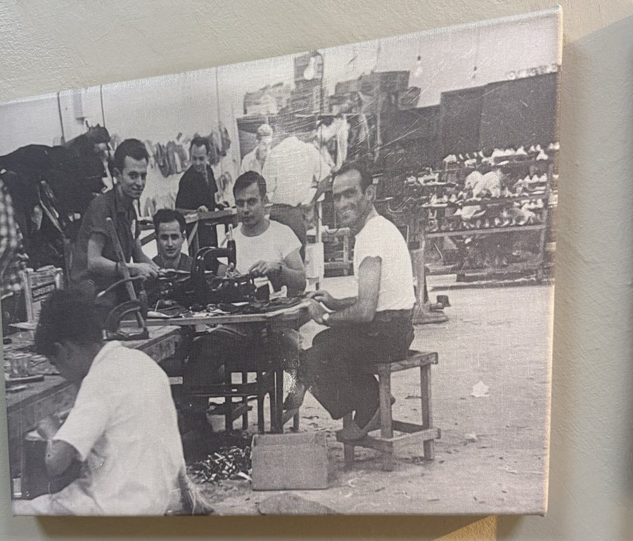 Equipo del taller trabajando en la fabricación de calzado