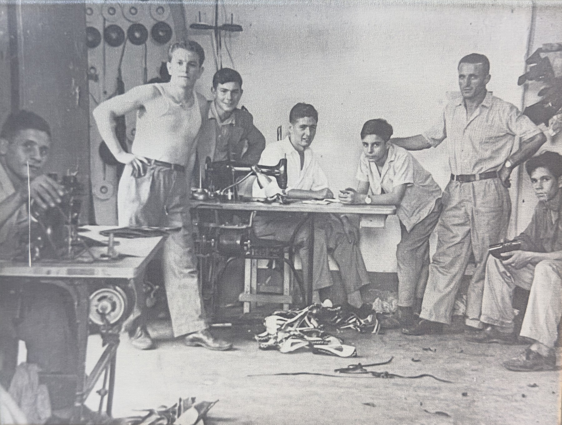 Equipo del taller de fabricación de calzado de la familia en Valencia, década de 1950