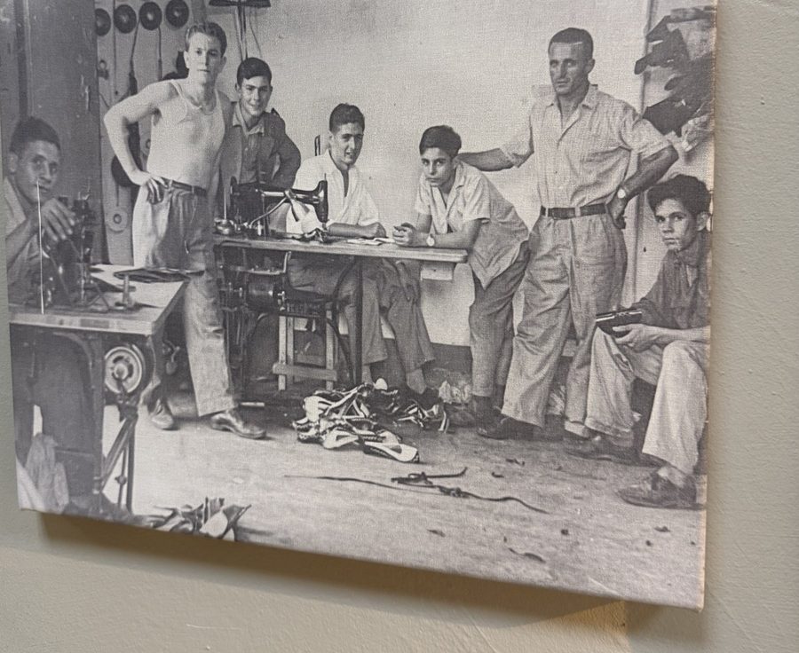 Jóvenes artesanos del calzado en el taller de la familia en Valencia